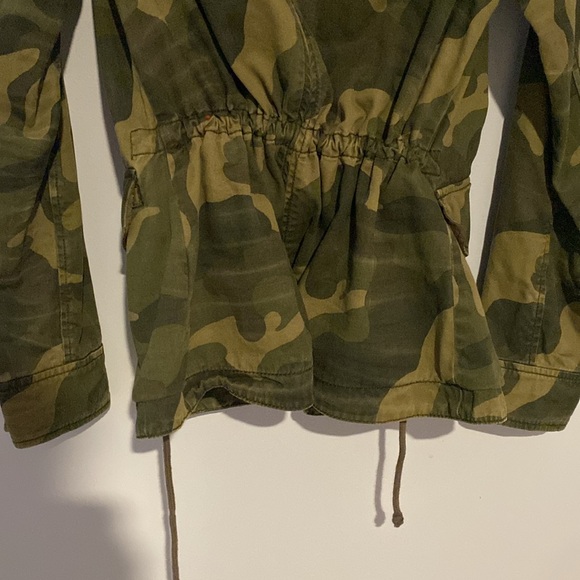 Abercrombie ladies jacket, camo, large. Like New. - Picture 5 of 6